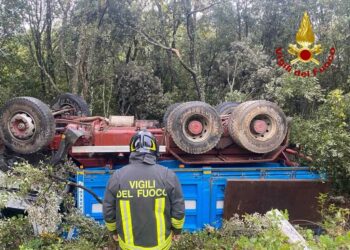 Ovodda: autoarticolato sbanda e finisce fuori strada, il conducente finisce in ospedale