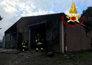 Ploaghe: a fuoco un capannone in località Pala e Chercu, intervengono i vigili del fuoco