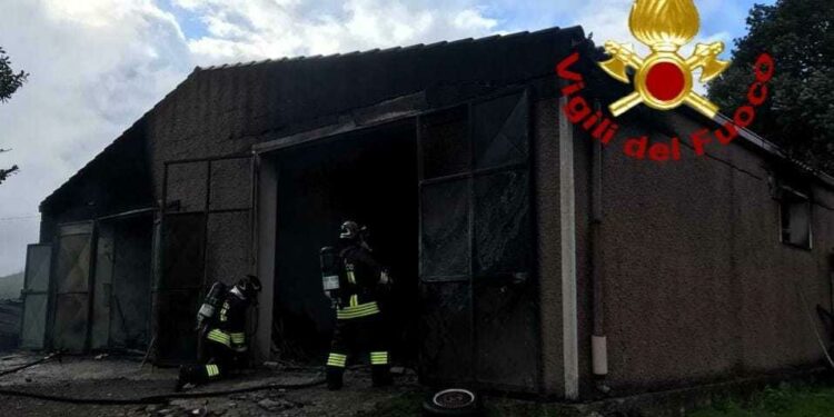 Ploaghe: a fuoco un capannone in località Pala e Chercu, intervengono i vigili del fuoco