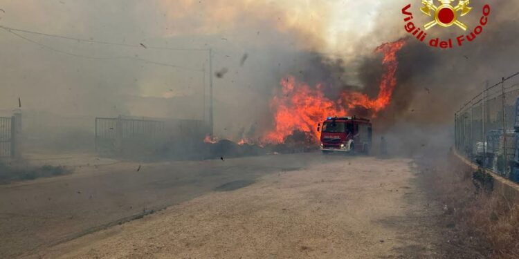 Incendio alla periferia di Tortolì, sul posto i vigili del fuoco