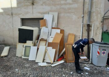 Sassari, rifiuti abbandonati in via Maddalena, denunciate quattro persone
