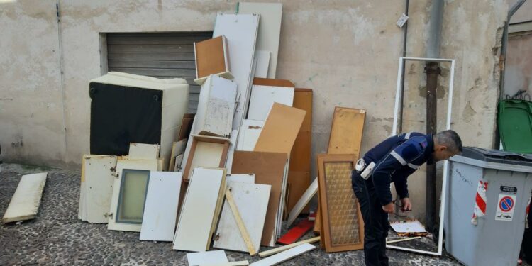 Sassari, rifiuti abbandonati in via Maddalena, denunciate quattro persone