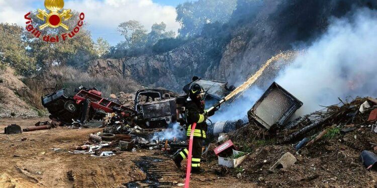 Orgosolo: incendio di autoveicoli dismessi e masserizie