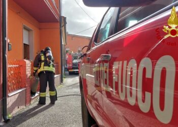Sedilo: a fuoco un’abitazione, sul posto i vigili del fuoco