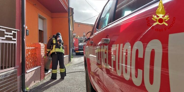 Sedilo: a fuoco un’abitazione, sul posto i vigili del fuoco