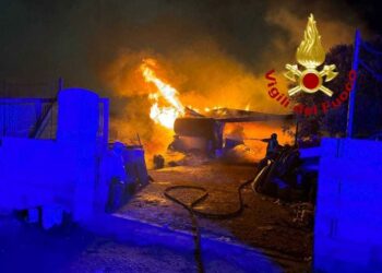 Li Punti: incendio di un deposito di un’azienda edile, intervengono i vigili del fuoco