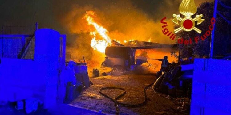 Li Punti: incendio di un deposito di un’azienda edile, intervengono i vigili del fuoco