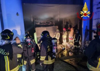 Arzana: incendio in un magazzino adibito a ricovero mezzi, intervengono i vigili del fuoco