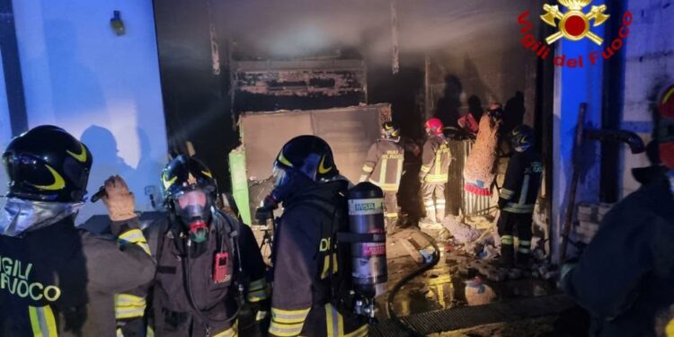 Arzana: incendio in un magazzino adibito a ricovero mezzi, intervengono i vigili del fuoco