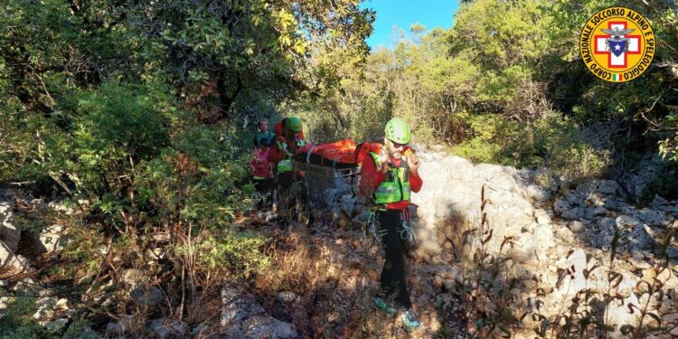 Baunei: si fa male sul sentiero per Cala Goloritzè, salvata una 54enne americana