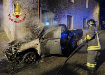 Gavoi: un’auto a fuoco in via Roma, sul posto i vigili del fuoco