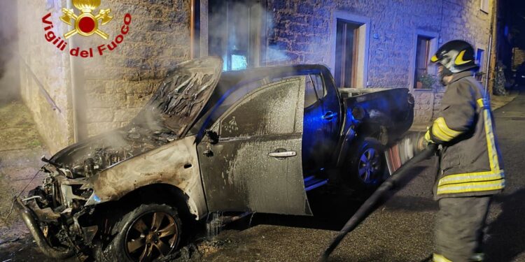 Gavoi: un’auto a fuoco in via Roma, sul posto i vigili del fuoco