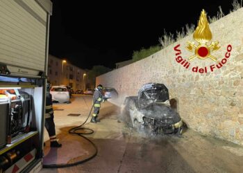 La Maddalena: auto in fiamme in via Giovanni Usai, sul posto i vigili del fuoco