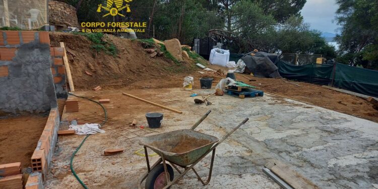 Personale della Stazione forestale di Tortolì ha posto sotto sequestro penale un cantiere edile in cui era in corso la realizzazione di un edificio residenziale privato, completamente abusivo