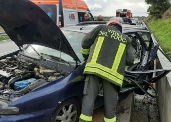 Incidente nella circonvallazione di Sindia, sul posto i vigili del fuoco
