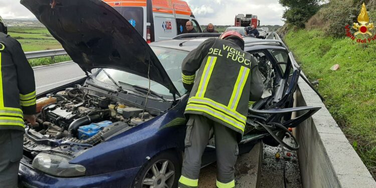 Incidente nella circonvallazione di Sindia, sul posto i vigili del fuoco
