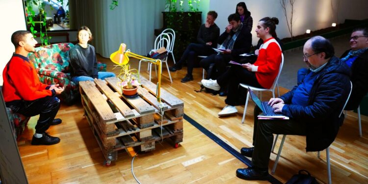 Giovedì 9 novembre, al Teatro Verdi di Sassari, va in scena “Karrasekare”, l’ultima creazione della compagnia sassarese Igor X Moreno