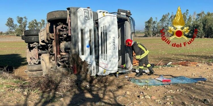 Ussana: camion esce di strada sulla statale 446, ferito il conducente