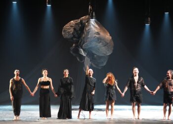 La danza primordiale di “Karrasekare” ammalia il Teatro Verdi di Sassari