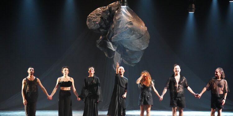 La danza primordiale di “Karrasekare” ammalia il Teatro Verdi di Sassari