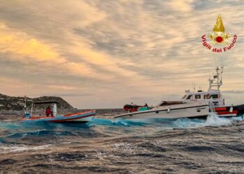I sommozzatori e la Sezione Navale dei vigili del fuoco hanno soccorso un’imbarcazione di 14 metri in procinto di affondare al largo di Geremeas e tratto in salvo il conduttore
