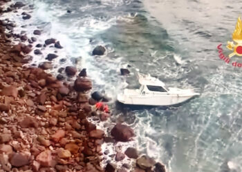 Barca alla deriva nelle acque tra Bosa e Alghero, sul posto il Drago dei vigili del fuoco