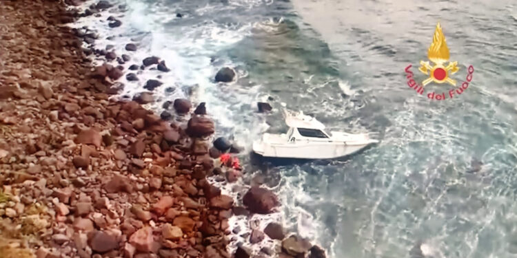 Barca alla deriva nelle acque tra Bosa e Alghero, sul posto il Drago dei vigili del fuoco