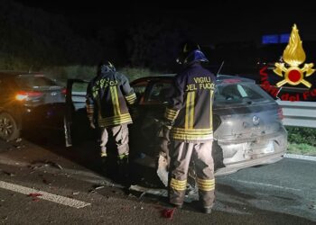 Incidente sulla SS 131, cinque auto e un monopattino coinvolti, tre persone ricoverate in codice rosso, tre in codice giallo