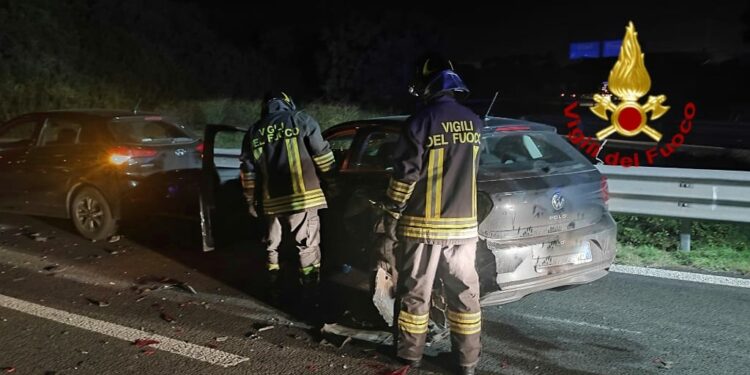 Incidente sulla SS 131, cinque auto e un monopattino coinvolti, tre persone ricoverate in codice rosso, tre in codice giallo