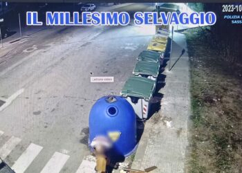 Sassari: butta i rifiuti sullo scivolo per l’attraversamento pedonale, sanzionato