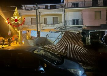 Forte vento a La Caletta: divelto un tetto