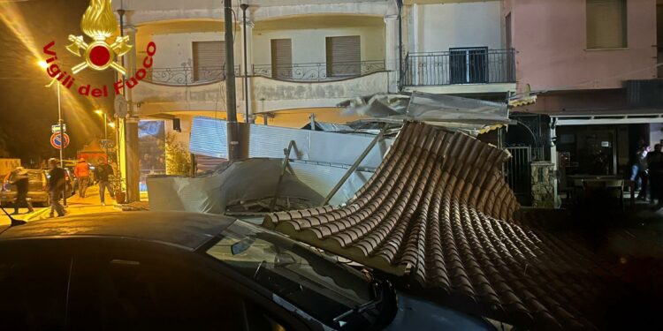 Forte vento a La Caletta: divelto un tetto