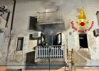 Sassari: a fuoco un appartamento, salvate due persone