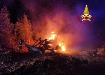 Siniscola: a fuoco un mezzo di movimento terra, intervengono i vigili del fuoco