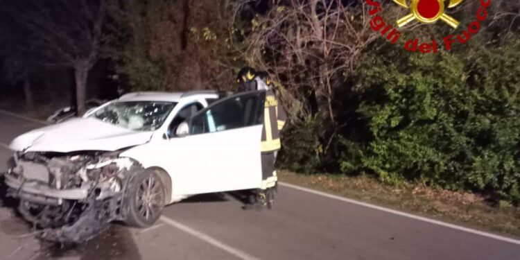 Cardedu: sbatte contro un albero, morto un trentenne