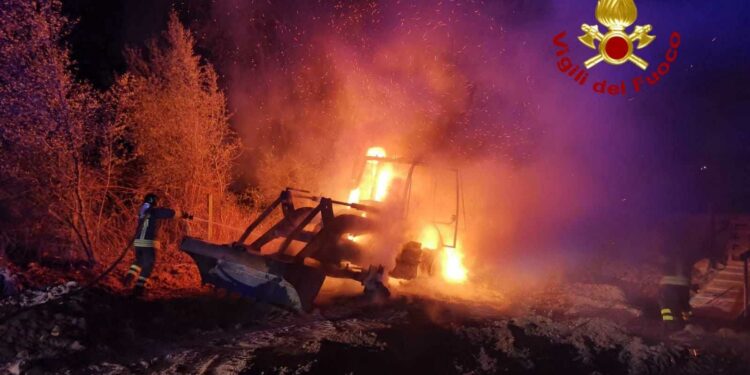 Siniscola: a fuoco un mezzo di movimento terra, intervengono i vigili del fuoco