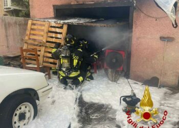 Olbia: a fuoco un garage in via Leoncavallo, incidente stradale nella zona industriale, sul posto i vigili del fuoco