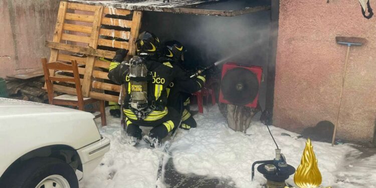 Olbia: a fuoco un garage in via Leoncavallo, incidente stradale nella zona industriale, sul posto i vigili del fuoco