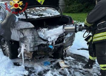Sassari: a fuoco un’auto, intervengono i vigili del fuoco