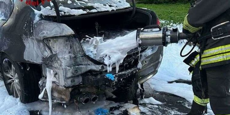 Sassari: a fuoco un’auto, intervengono i vigili del fuoco