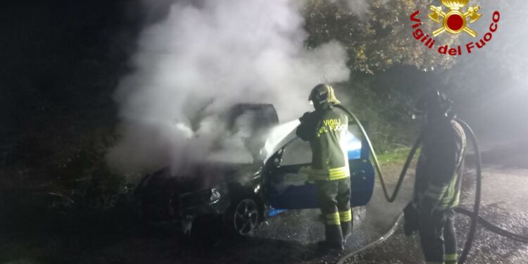 Macomer: a fuoco un’auto a S’erbagusa
