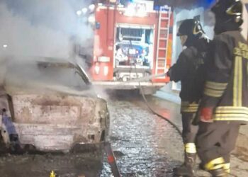 Orgosolo: a fuoco un’auto in Corso Repubblica, sul posto i vigili del fuoco