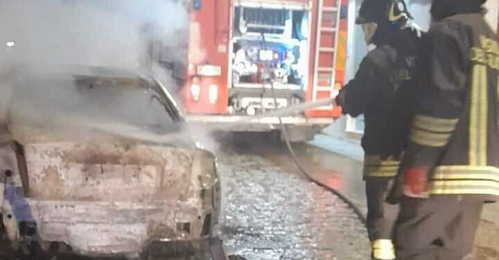 Orgosolo: a fuoco un’auto in Corso Repubblica, sul posto i vigili del fuoco