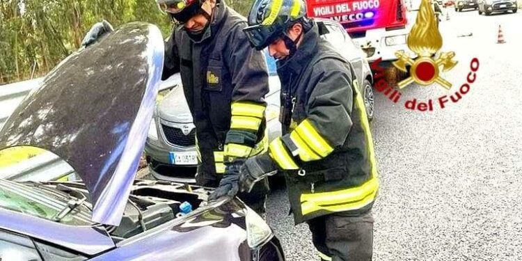 Incidente stradale al chilometro 81 della 131 Carlo Felice, sul posto i vigili del fuoco