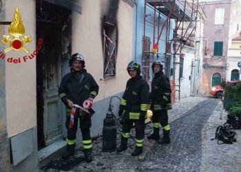 Sassari: a fuoco un’abitazione, sul posto i vigili del fuoco
