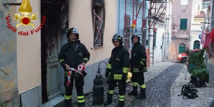 Sassari: a fuoco un’abitazione, sul posto i vigili del fuoco