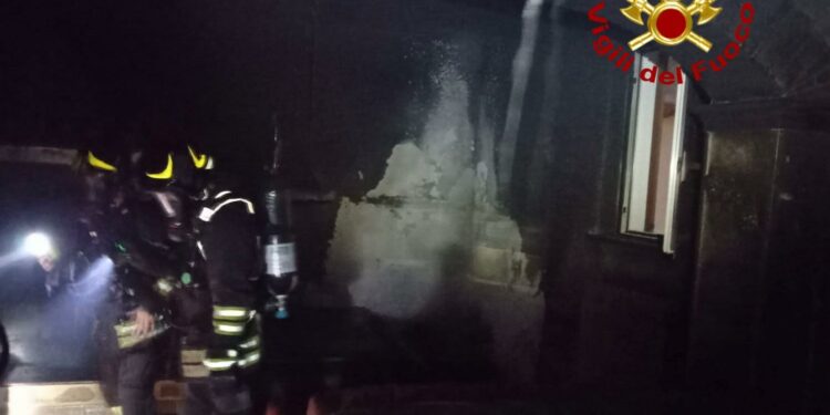 Nuoro: parte un incendio in casa, muore un 49enne