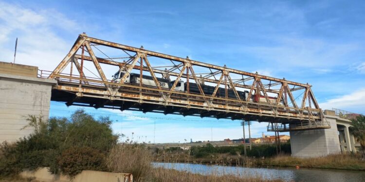 Cagliari: eseguite le prove di carico sul vecchio ponte in ferro de ‘La Scafa’