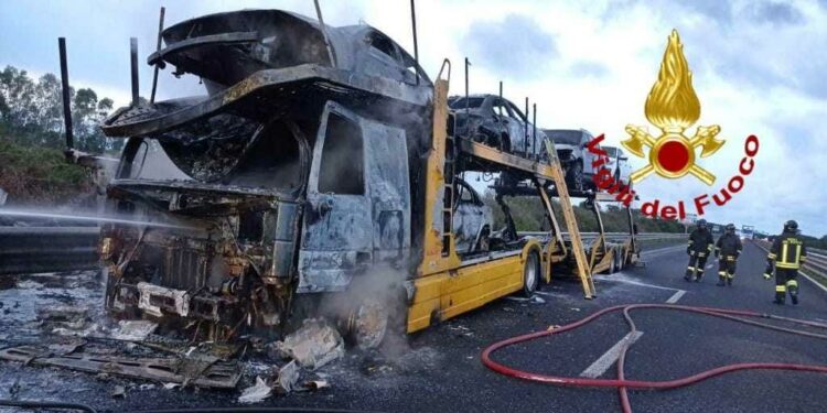 Paulilatino: prende fuoco un autotreno, illeso il conducente