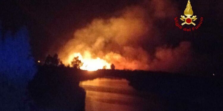 Incendi a Siniscola e La Caletta, intervengono i vigili del fuoco